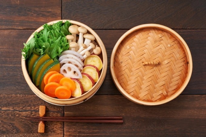 Người phụ nữ Nhật ưu tiên những cách chế biến tối giản nhằm bảo toàn giá trị dinh dưỡng cũng như hạn chế độn thêm calo cho thực phẩm.