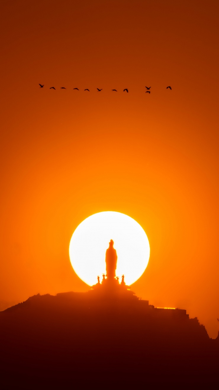 Khoảnh khắc hiếm có: Mặt trời ôm trọn tượng Phật Bà trên núi Bà Đen 4 Tượng Phật Bà nằm trong vùng tối, trong khi mặt trời sáng rực, tạo hiệu ứng tương phản mạnh. Ảnh: HẢI TRIỀU