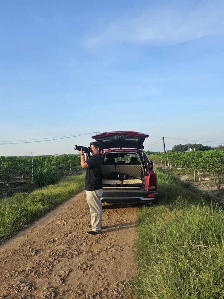 Khoảnh khắc hiếm có: Mặt trời ôm trọn tượng Phật Bà trên núi Bà Đen 5 Trước đó, anh nhiều lần ghi lại cảnh hoàng hôn và lên đèn tại núi Bà Đen, thử nghiệm nhiều góc chụp, kể cả flycam. Lần này, anh di chuyển ra hồ Dầu Tiếng để tìm góc nhìn gần hơn về phía núi.