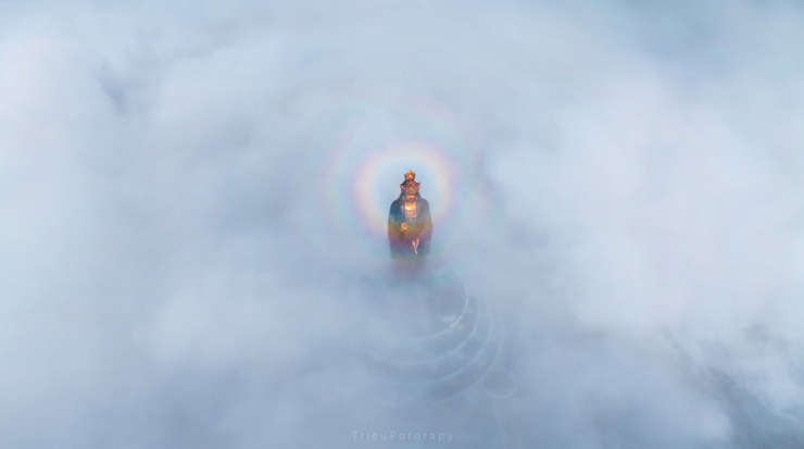 Khoảnh khắc hiếm có: Mặt trời ôm trọn tượng Phật Bà trên núi Bà Đen 7 Núi Bà Đen cao 986 m, được mệnh danh là “Đệ nhất thiên sơn” của Nam Bộ. Ảnh: HẢI TRIỀU