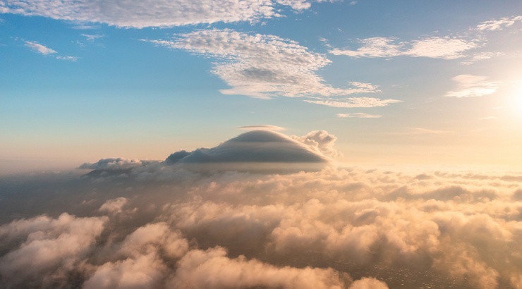 Khoảnh khắc hiếm có: Mặt trời ôm trọn tượng Phật Bà trên núi Bà Đen 8 Nơi đây nổi tiếng với các hiện tượng mây hiếm gặp và là điểm du lịch thu hút du khách tham quan, trải nghiệm lễ hội, văn hóa và ẩm thực địa phương. Ảnh: HẢI TRIỀU