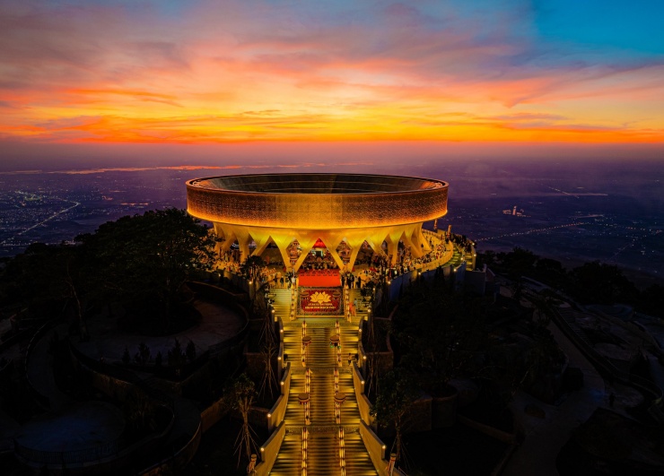 Khoảnh khắc hiếm có: Mặt trời ôm trọn tượng Phật Bà trên núi Bà Đen 9 Hàng ngàn Phật tử và du khách chiêm bái tượng Đức Phật Câu Na Hàm Mâu Ni dát vàng 24k trên núi Bà Đen. Ảnh: HẢI TRIỀU