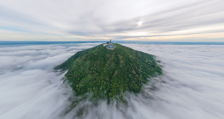 Khoảnh khắc hiếm có: Mặt trời ôm trọn tượng Phật Bà trên núi Bà Đen 10 Núi Bà Đen sừng sững giữa mây trắng, khung cảnh hùng vĩ giữa thiên nhiên Nam Bộ. Ảnh: HẢI TRIỀU