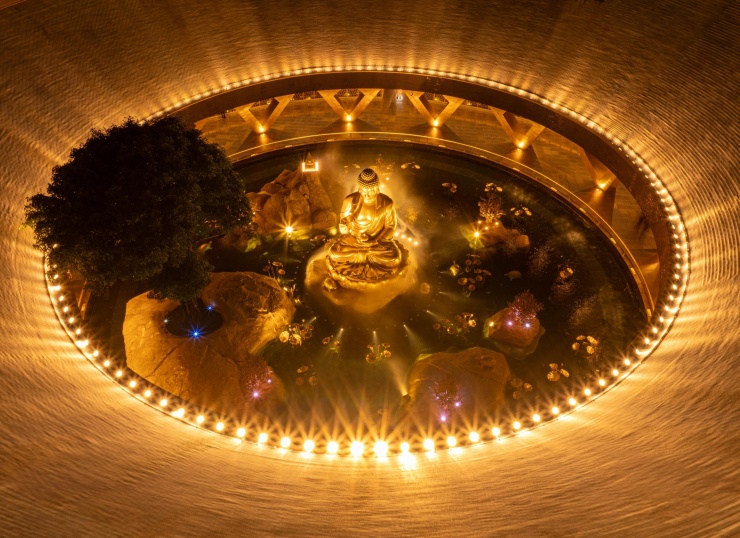 Khoảnh khắc hiếm có: Mặt trời ôm trọn tượng Phật Bà trên núi Bà Đen 11 Tượng Đức Phật Câu Na Hàm Mâu Ni cao 7,2 m, dát vàng 24k, tỏa sắc vàng rực rỡ trên đỉnh núi Bà Đen. Ảnh: HẢI TRIỀU