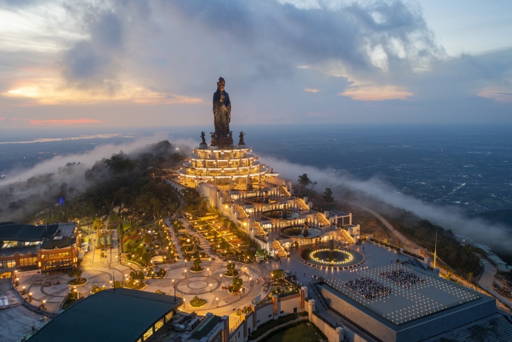 Khoảnh khắc hiếm có: Mặt trời ôm trọn tượng Phật Bà trên núi Bà Đen 12 Hoạt động leo núi được mở lại từ ngày 12-12-2025 theo tuyến Cột Điện – Chùa Bà, song Ban Quản lý Khu du lịch vẫn cảnh báo du khách cẩn trọng, tránh trượt ngã hoặc đi sai tuyến. Ảnh: HẢI TRIỀU