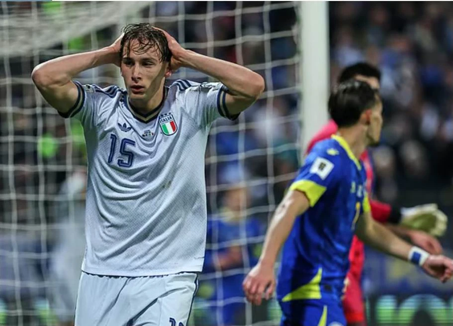 Thủ môn Franceso của tuyển Ý ôm đầu và khóc sau khi thua luân lưu Bosnia-Herzegovina. Ảnh: G.N Chum- anh-3.jpg