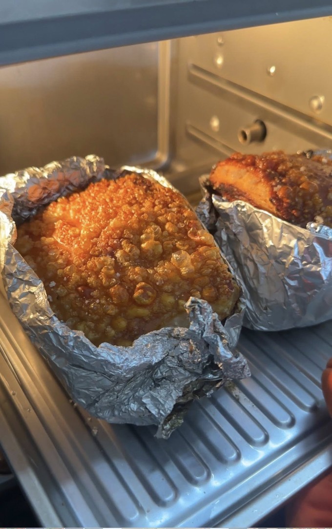 Làm heo quay 'ba không' bằng nồi chiên không dầu: bì nổ giòn rụm, thịt mềm ẩm - 6