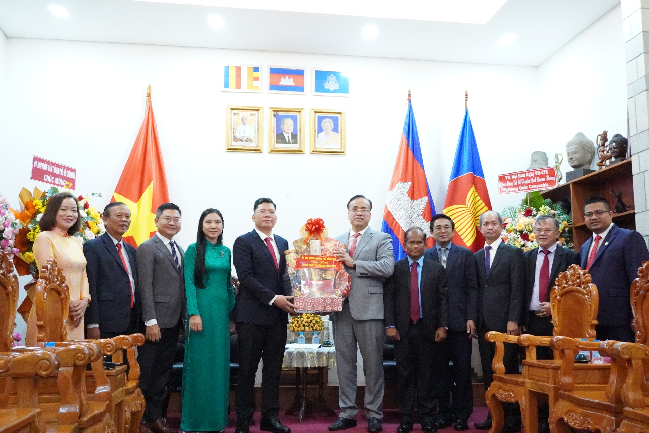 Lãnh đạo TPHCM chúc tết Chol Chnam Thmey tại Tổng Lãnh sự quán Campuchia 2 Lãnh đạo TPHCM chúc Tết cổ truyền Chol Chnam Thmey tại Tổng Lãnh sự quán Campuchia - Ảnh 2.