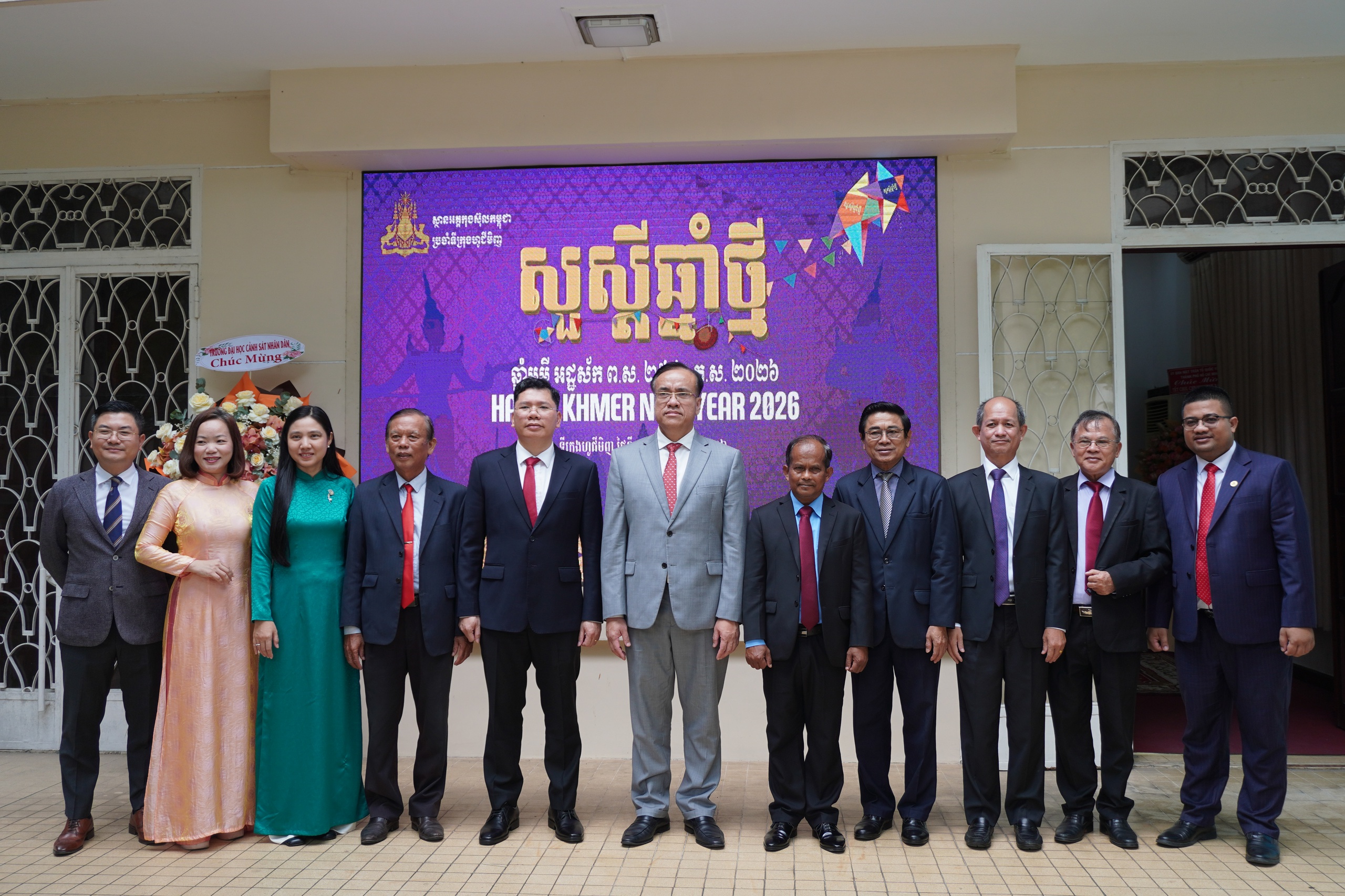 Lãnh đạo TPHCM chúc tết Chol Chnam Thmey tại Tổng Lãnh sự quán Campuchia 3 Lãnh đạo TPHCM chúc Tết cổ truyền Chol Chnam Thmey tại Tổng Lãnh sự quán Campuchia - Ảnh 3.