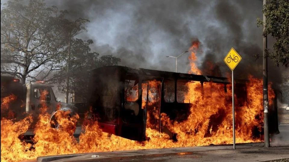 Một xe buýt bị đốt cháy sau cái chết ông trùm Nemesio tại TP Zapopan. Ảnh: Bola World- Cup- 2026.jpg
