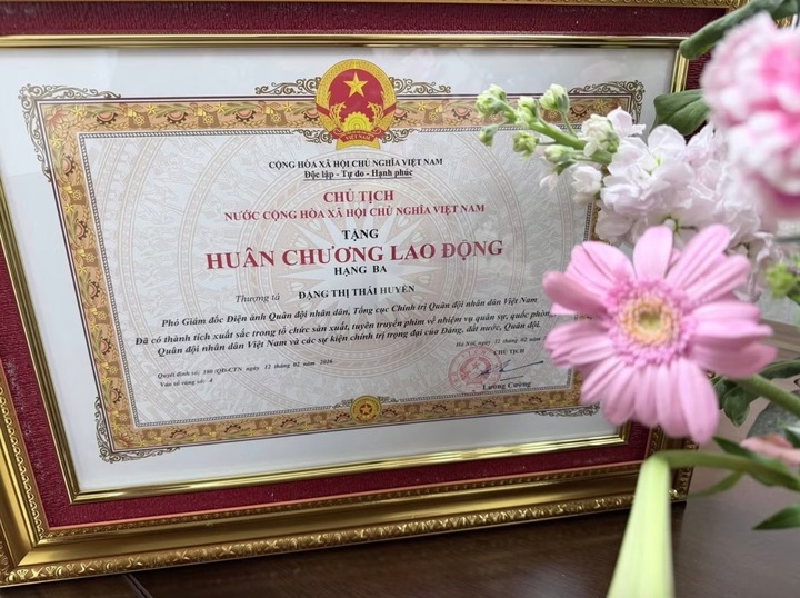 Nữ NSƯT mang hàm Thượng tá vừa nhận Huân chương Lao động hạng Ba là ai?- Ảnh 2.