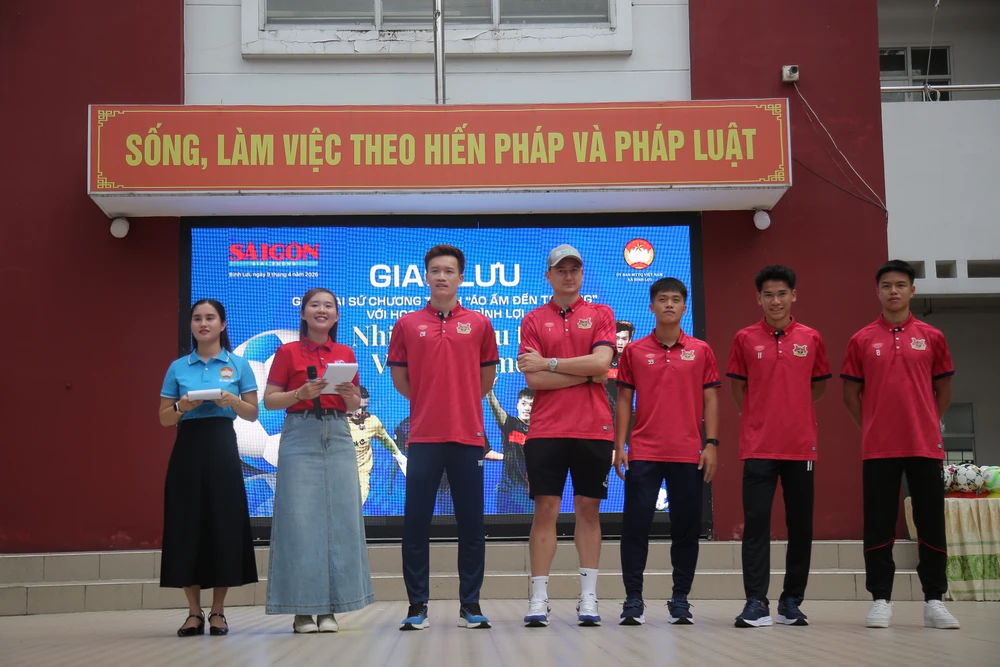 tuyen-thu-hoang-duc-va-dan-sao-viet-tiep-suc-giac-mo-hoc-sinh-ngheo (3).JPG