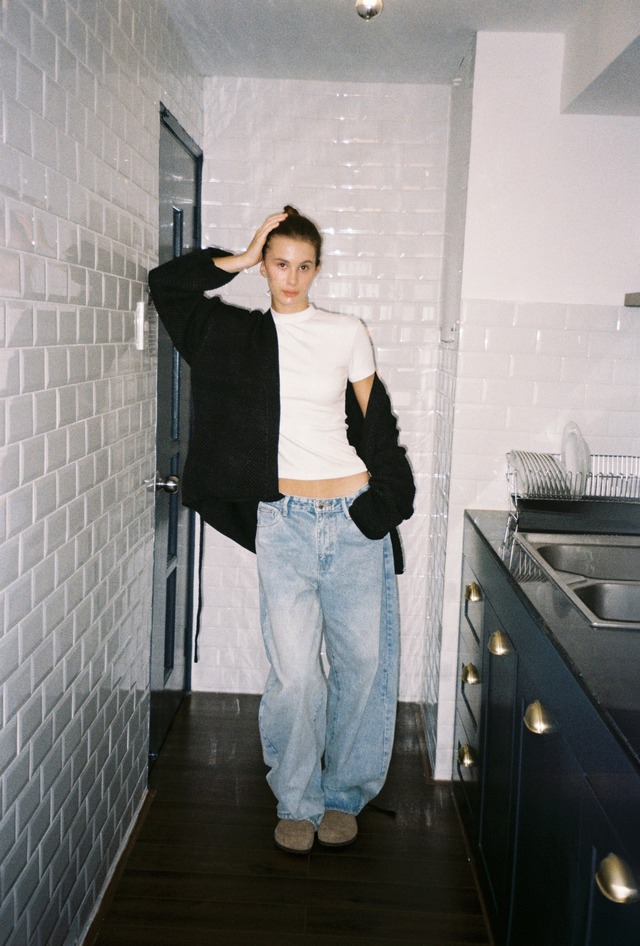 Quần jeans ống rộng quá quyến rũ với phần cạp thấp 2 Quần jeans ống rộng cạp thấp, điểm nhấn cho thời trang đường phố - Ảnh 2.