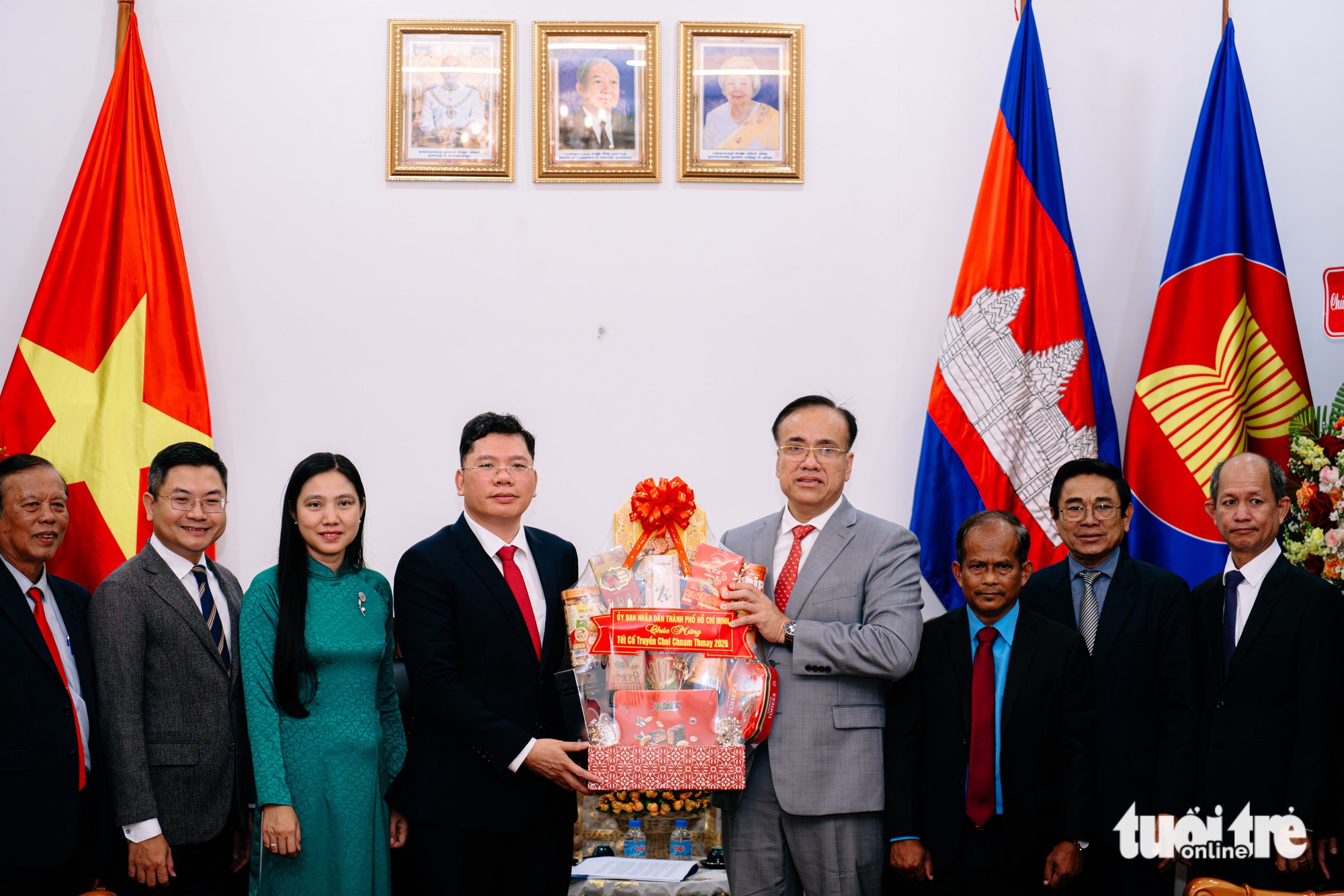 Lãnh đạo TP.HCM chúc Tết Chol Chnam Thmey, thúc đẩy hợp tác y tế với Campuchia - Ảnh 5.