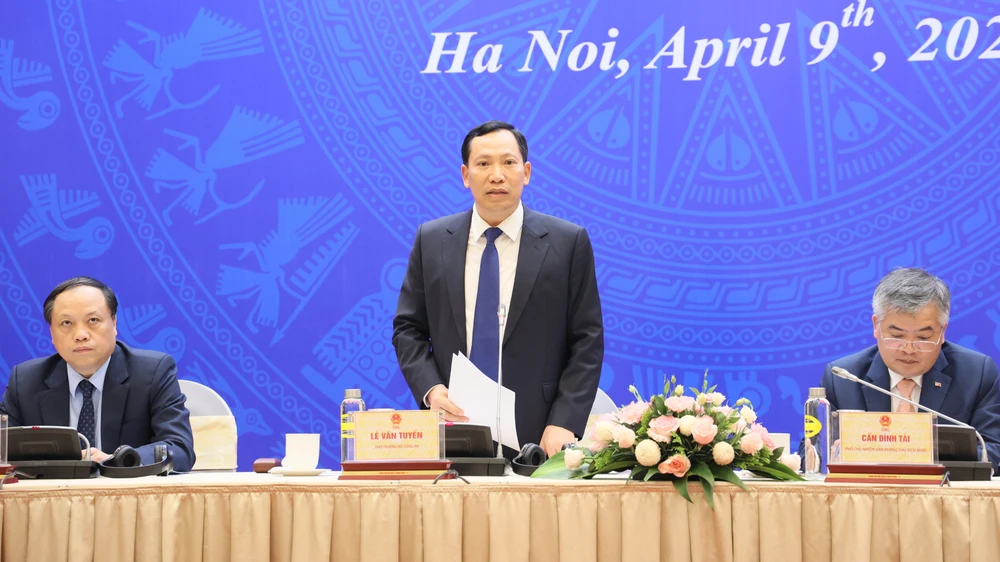 Thượng tướng Lê Văn Tuyến cung cấp thông tin tại buổi họp báo. Thuong-tuong.jpg