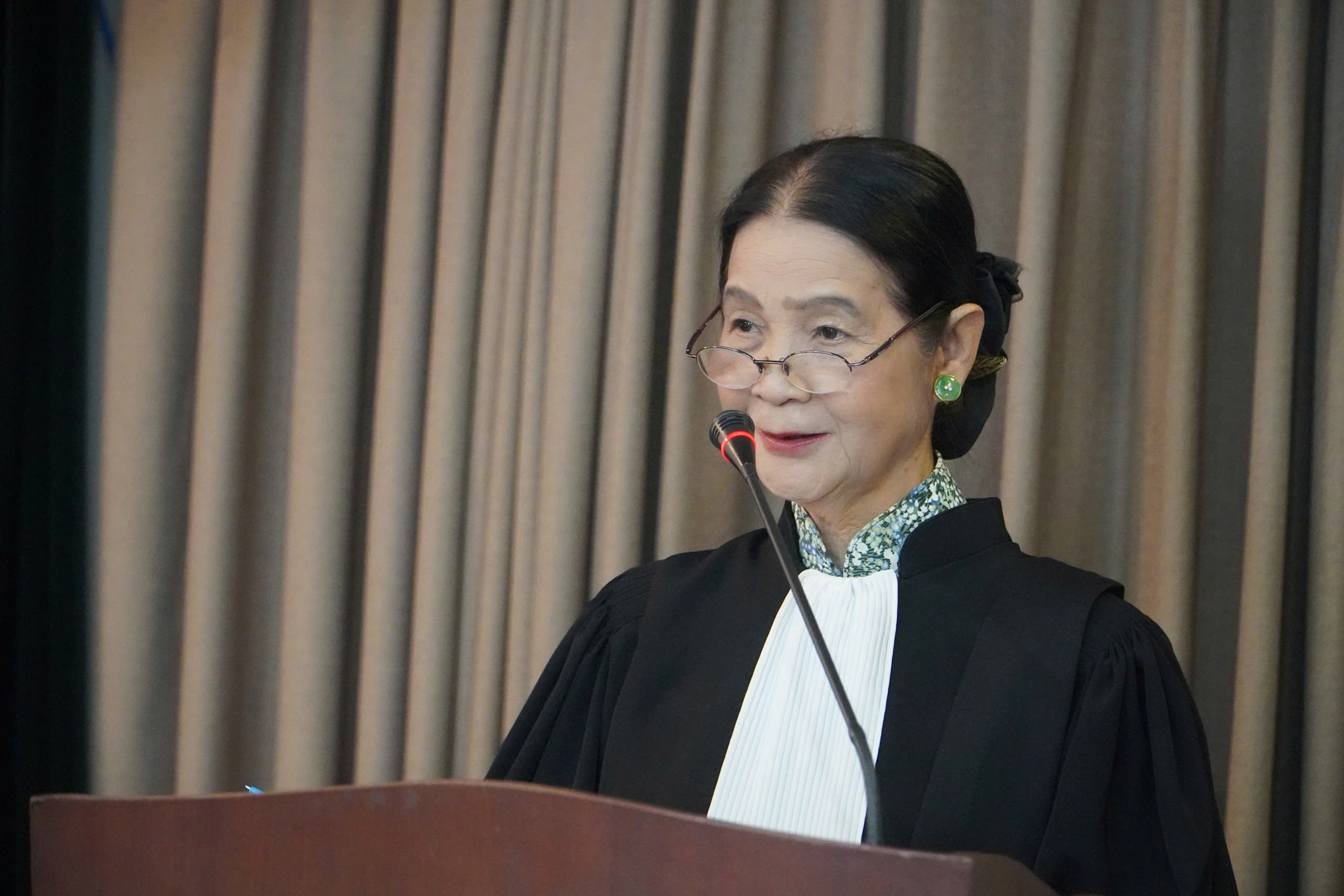 Có nên dùng mẫu áo choàng luật sư của Pháp tại Việt Nam? - Ảnh 2.