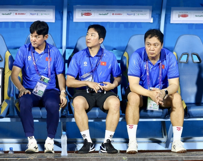 Trợ lý HLV Lee Jung-soo, HLV thể lực Yoon Dong-hun và HLV thủ môn Lee Woon-jae (từ trái sang) trước trận Việt Nam thắng Malaysia 3-1 ở lượt cuối bảng F vòng loại cuối Asian Cup 2027, trên sân Thiên Trường ở Ninh Bình ngày 31/3/2026. Ảnh: Hiếu Lương