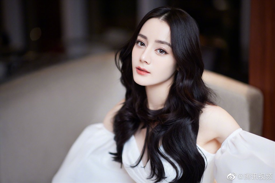 “Địch Lệ Nhiệt Ba có biết xấu hổ không vậy?”- Ảnh 3.