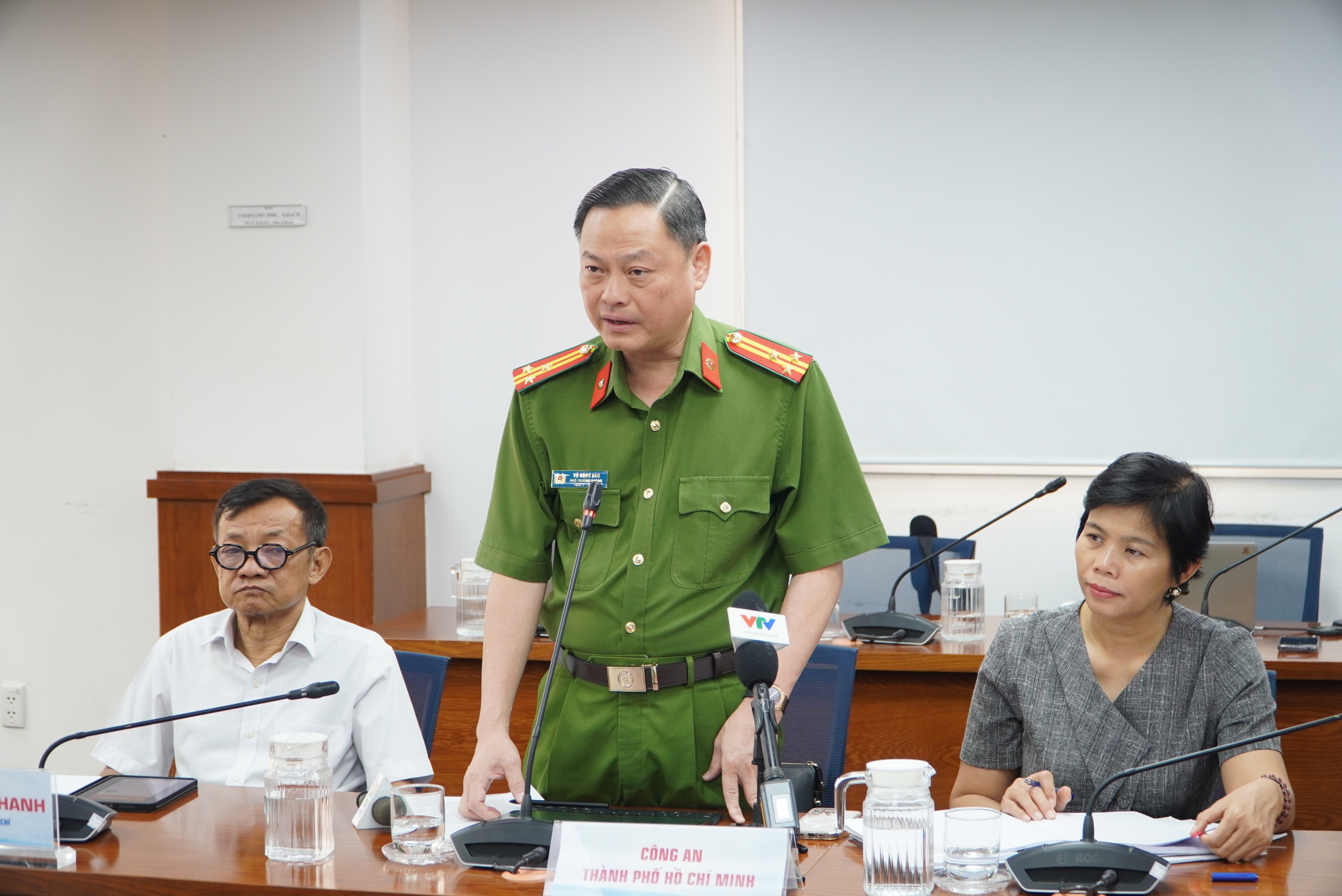 Công an TP.HCM xử lý lấn chiếm vỉa hè: Điểm 'nóng' chuyển biến rõ sau 1 tháng - Ảnh 2.