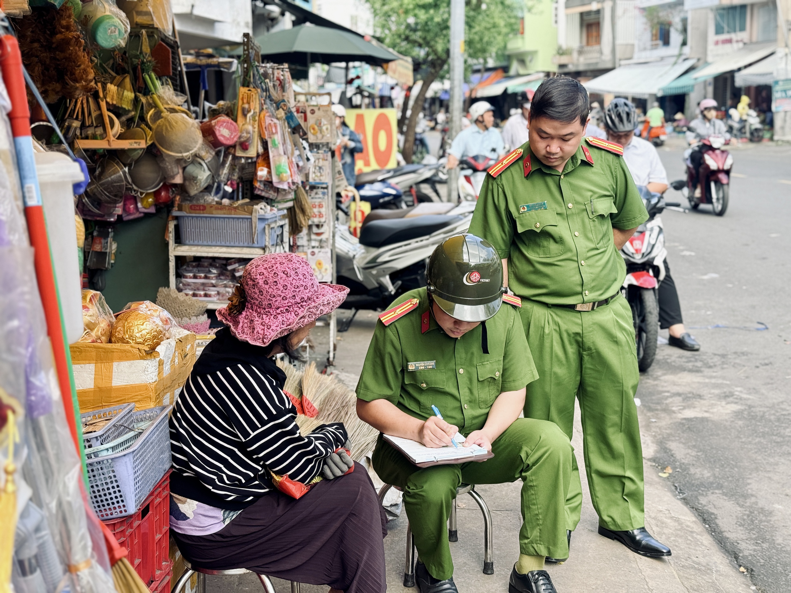 Công an TP.HCM xử lý lấn chiếm vỉa hè: Điểm 'nóng' chuyển biến rõ sau 1 tháng - Ảnh 3.
