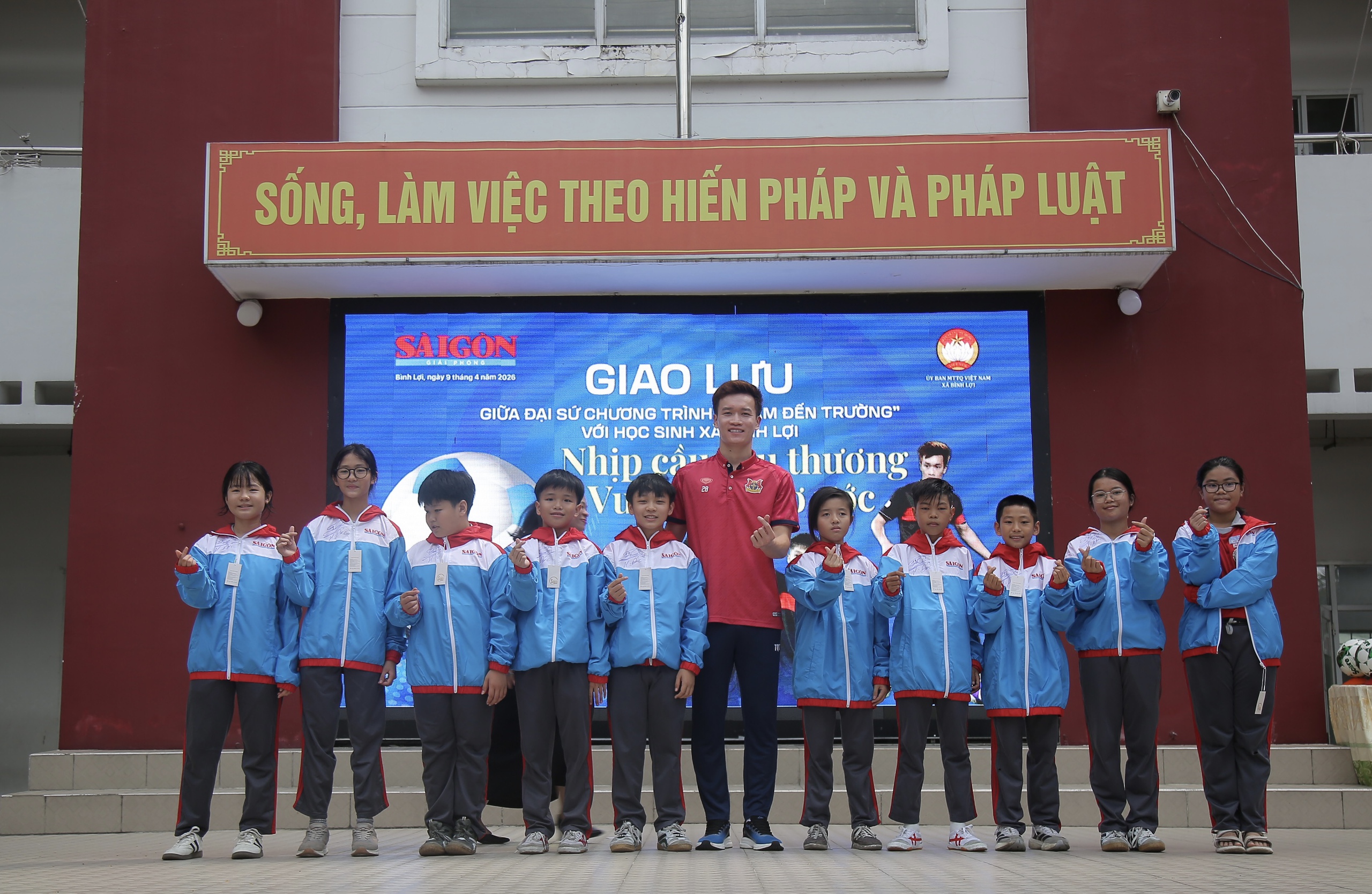 Hoàng Đức trở lại với món quà bất ngờ, tiếp lửa giấc mơ học sinh hiếu học 1 Hoàng Đức trở lại với quà bất ngờ, tiếp lửa giấc mơ học sinh hiếu học - Ảnh 2.