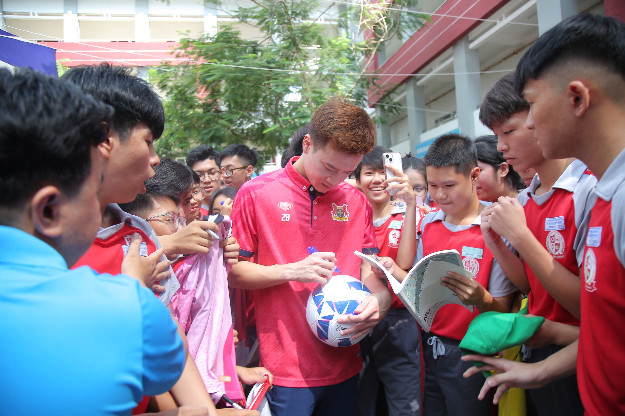 Hoàng Đức trở lại với món quà bất ngờ, tiếp lửa giấc mơ học sinh hiếu học 2 Hoàng Đức trở lại với quà bất ngờ, tiếp lửa giấc mơ học sinh hiếu học - Ảnh 3.