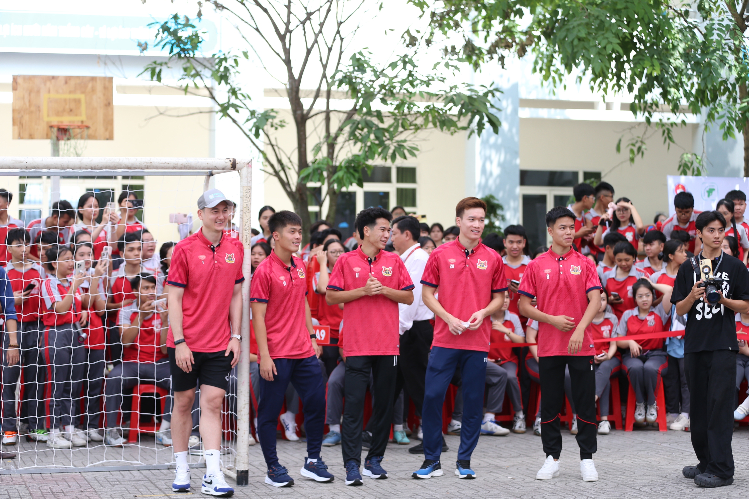 Hoàng Đức trở lại với món quà bất ngờ, tiếp lửa giấc mơ học sinh hiếu học 3 Hoàng Đức trở lại với quà bất ngờ, tiếp lửa giấc mơ học sinh hiếu học - Ảnh 4.