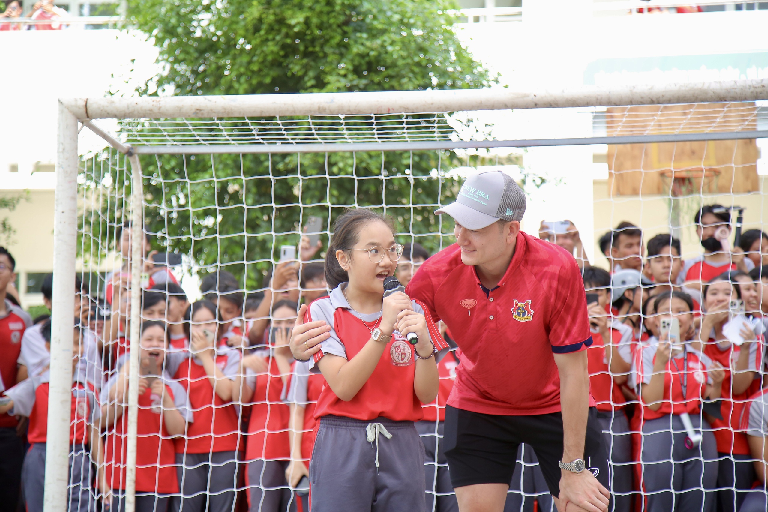 Hoàng Đức trở lại với món quà bất ngờ, tiếp lửa giấc mơ học sinh hiếu học 4 Hoàng Đức trở lại với quà bất ngờ, tiếp lửa giấc mơ học sinh hiếu học - Ảnh 5.