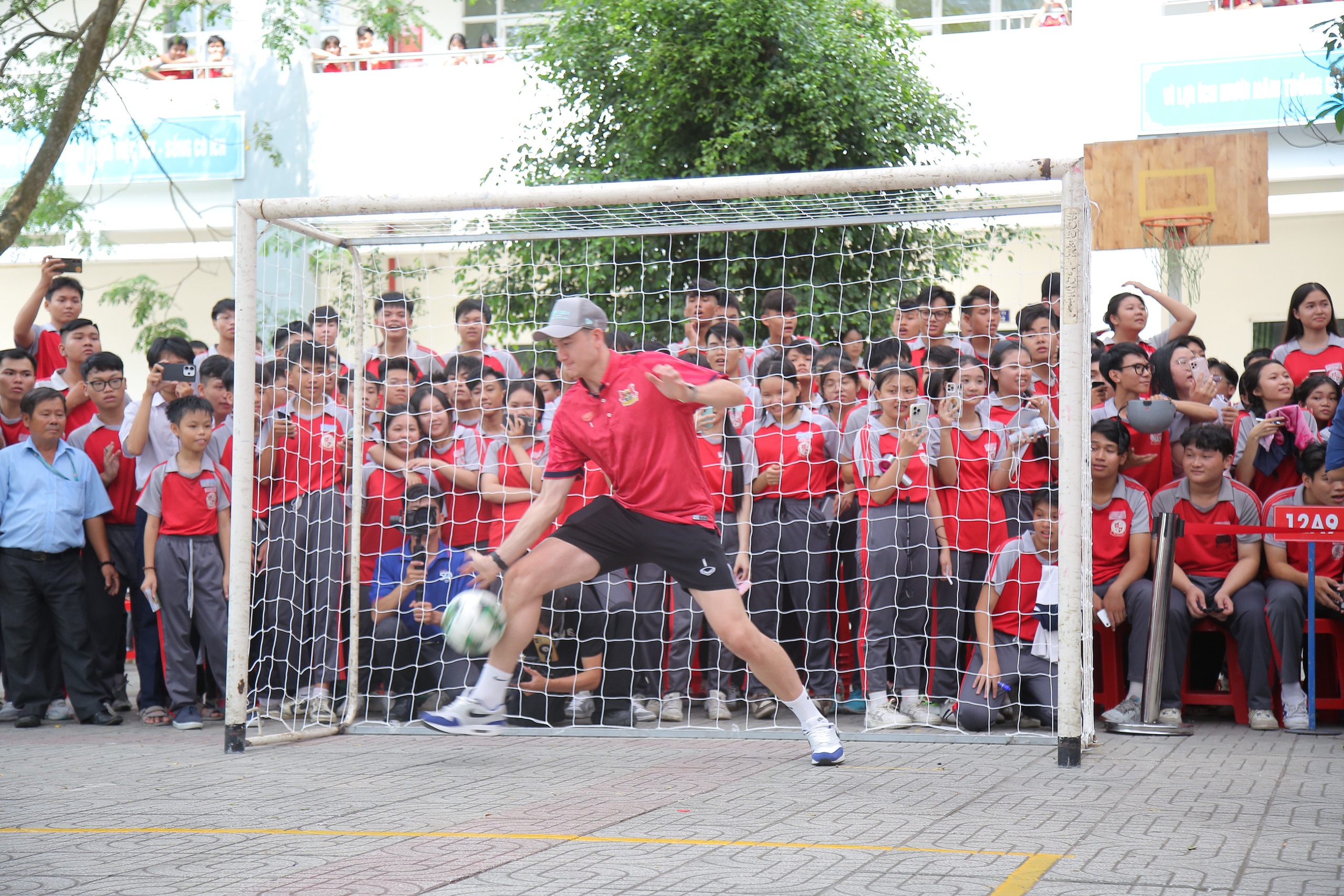Hoàng Đức trở lại với món quà bất ngờ, tiếp lửa giấc mơ học sinh hiếu học 5 Hoàng Đức trở lại với quà bất ngờ, tiếp lửa giấc mơ học sinh hiếu học - Ảnh 6.