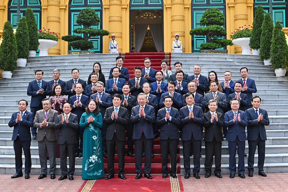 Tổng Bí thư, Chủ tịch nước Tô Lâm chụp ảnh lưu niệm tại buổi lễ. Ảnh: NHÂN DÂN nhung-chia-se-cua-nguyen-chu-tich-nuoc-luong-cuong-tai-le-ban-giao-cong-tac.jpg