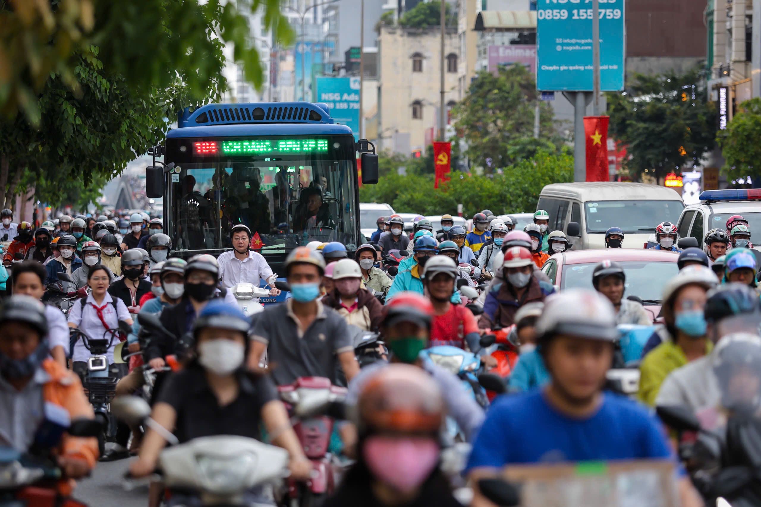 Sở Xây dựng TP.HCM: Miễn phí xe buýt chưa đủ để người dân bỏ xe cá nhân - Ảnh 3.