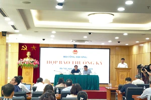 Bộ Công Thương lý giải về việc điều hành giá xăng dầu lúc nửa đêm