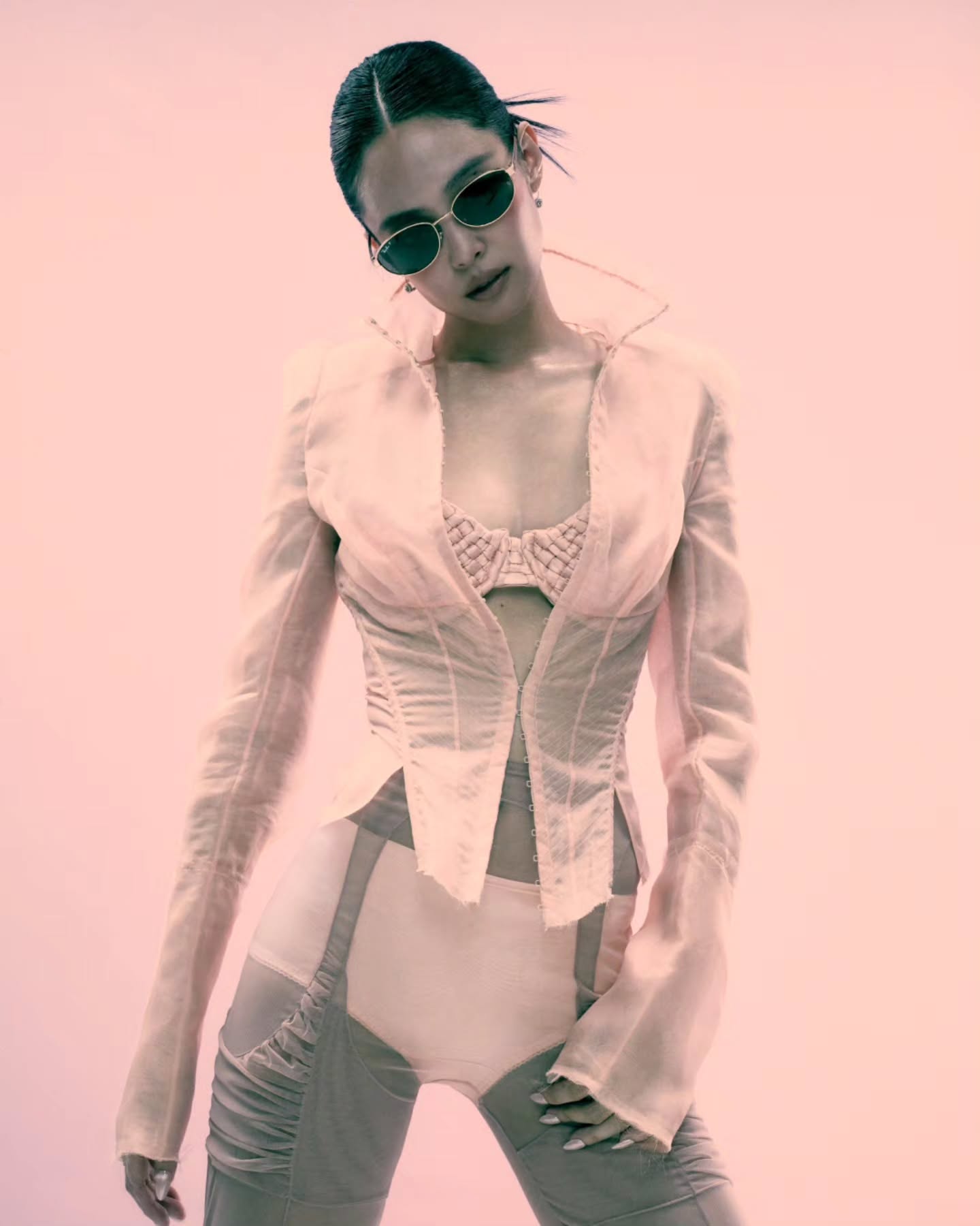 1775733887 227 Ray Ban chinh thuc goi Jennie bang title cuc oach bo