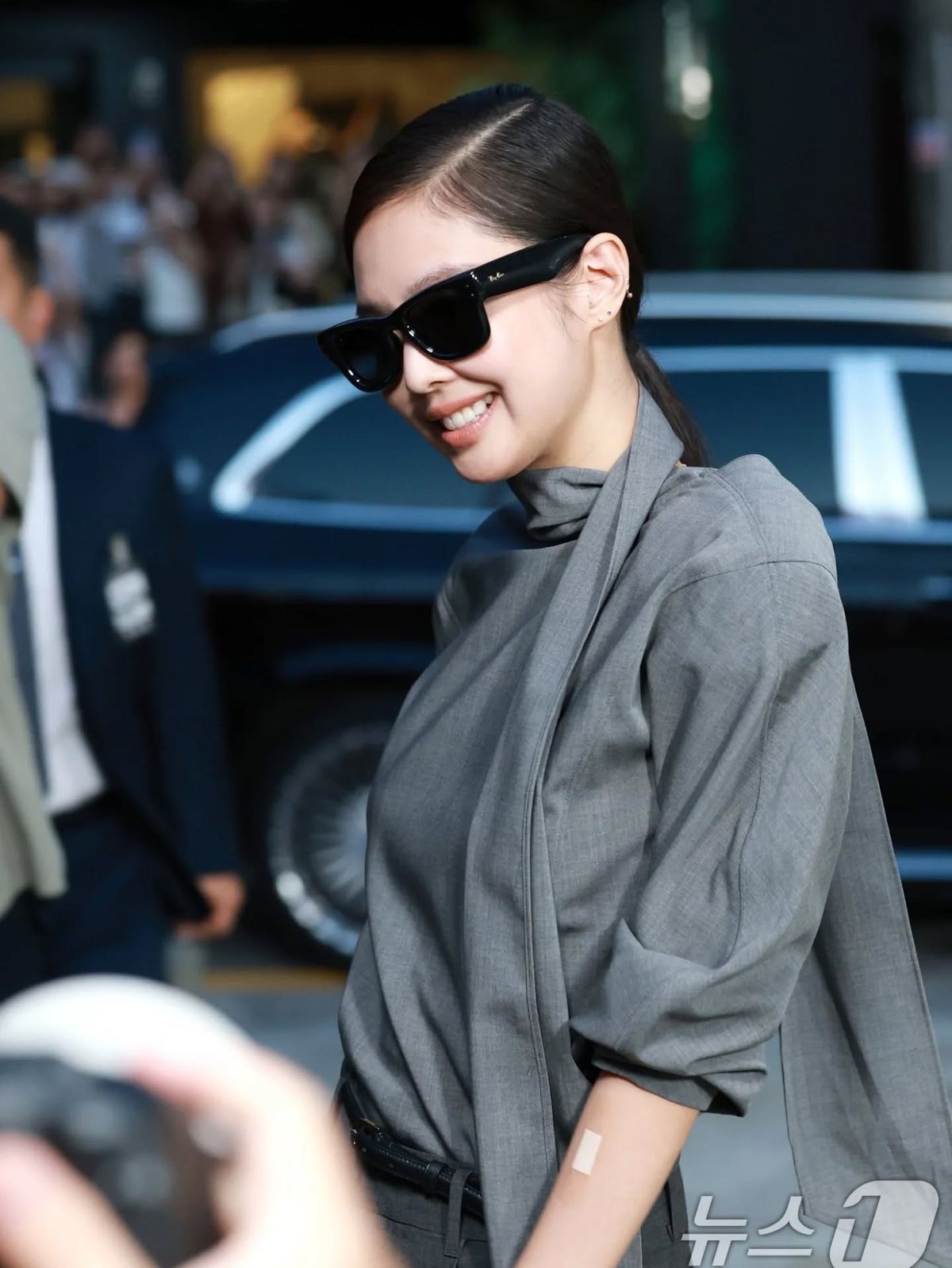 1775733897 747 Ray Ban chinh thuc goi Jennie bang title cuc oach bo