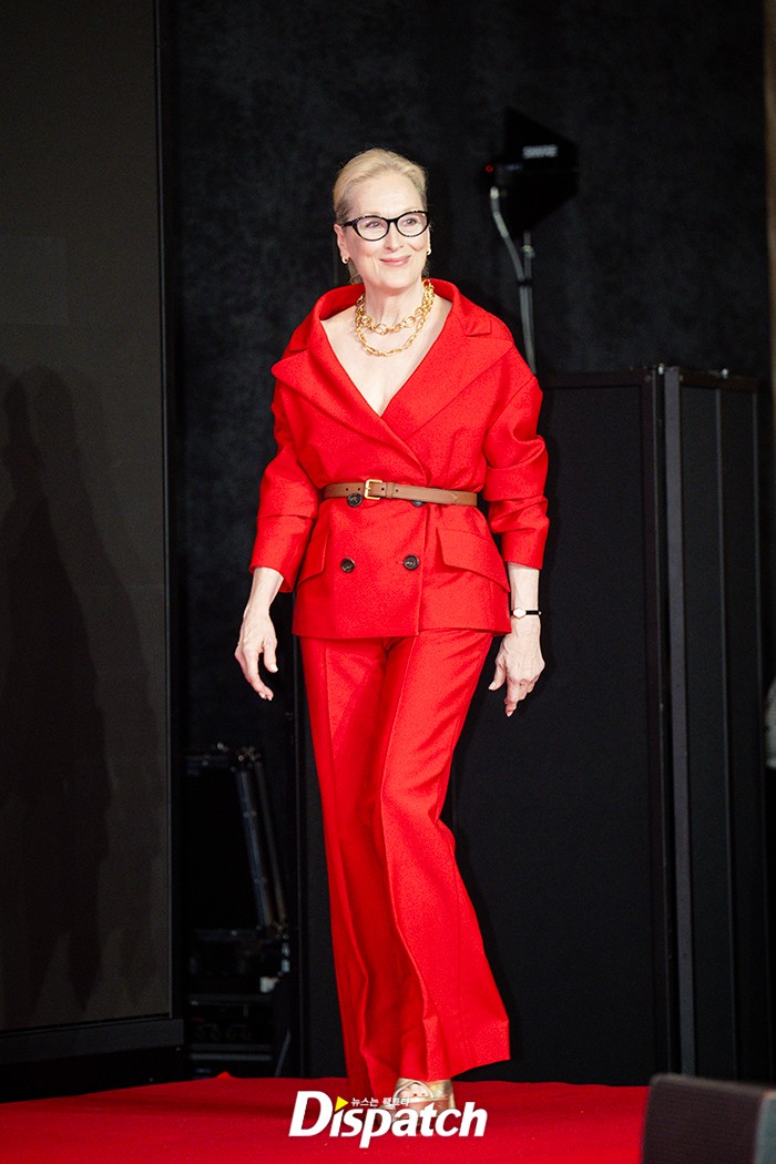 Khung hình viral nhất hôm nay: Jang Won Young đụng độ Anne Hathaway - Meryl Streep, 