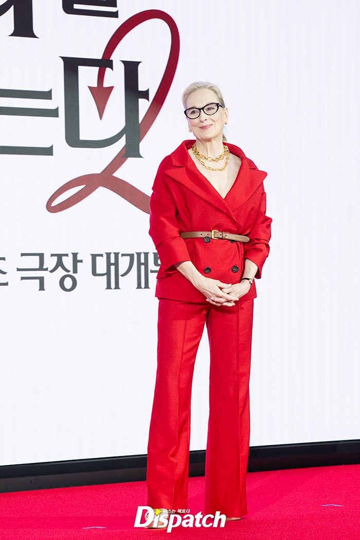 Khung hình viral nhất hôm nay: Jang Won Young đụng độ Anne Hathaway - Meryl Streep, 