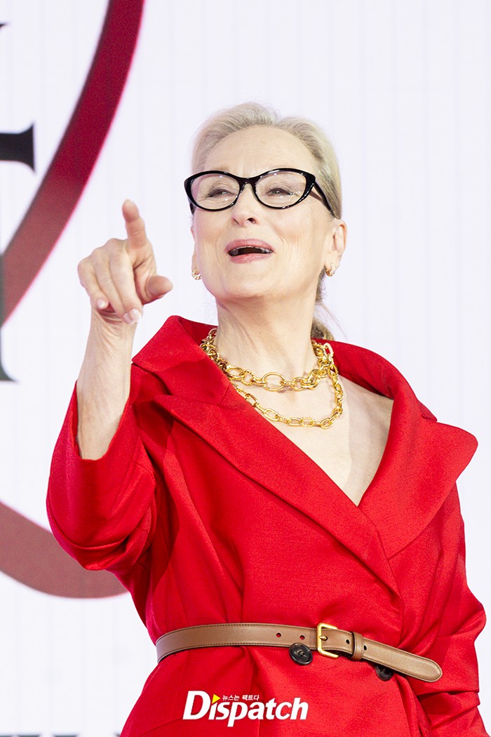 Khung hình viral nhất hôm nay: Jang Won Young đụng độ Anne Hathaway - Meryl Streep, 