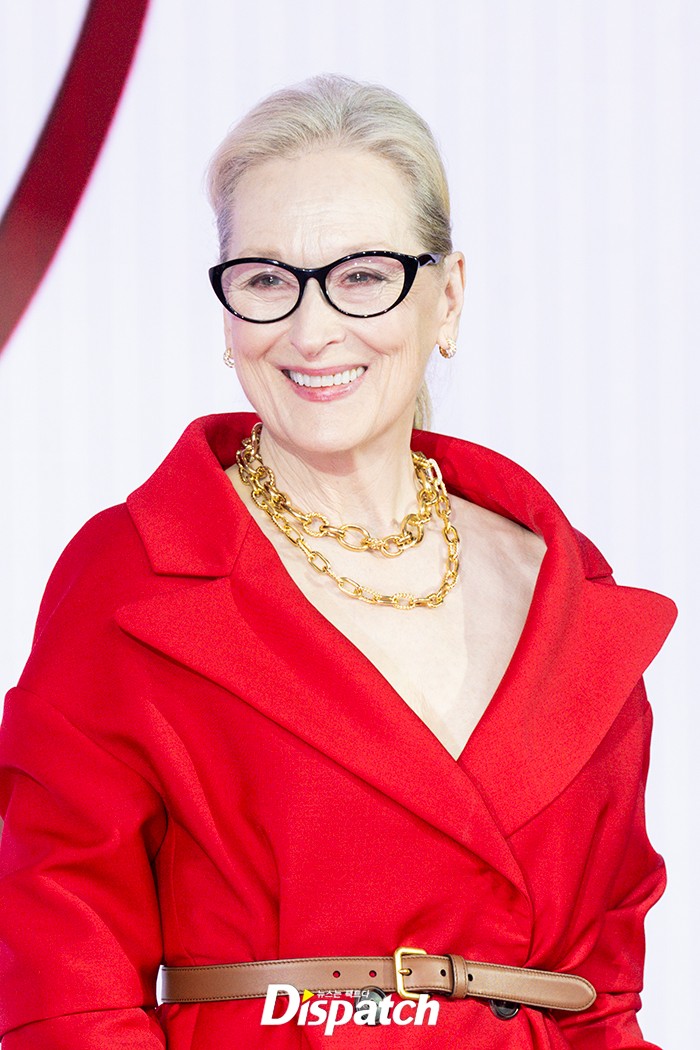 Khung hình viral nhất hôm nay: Jang Won Young đụng độ Anne Hathaway - Meryl Streep, 