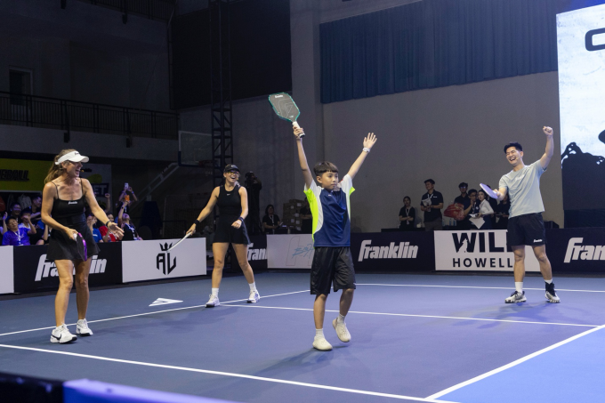 Người hâm mộ trực tiếp bước lên sân, tham gia các trận đấu giao lưu cùng vận động viên chuyên nghiệp. Ảnh: Franklin