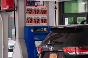 Giá dầu quay đầu tăng sau khi Iran cáo buộc Mỹ vi phạm thỏa thuận ngừng bắn