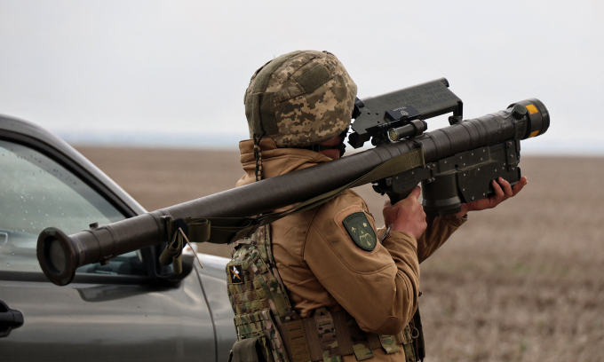 Quân nhân Ukraine cầm tên lửa phòng không vác vai tại tỉnh Mykolaiv hôm 30/3. Ảnh: AFP