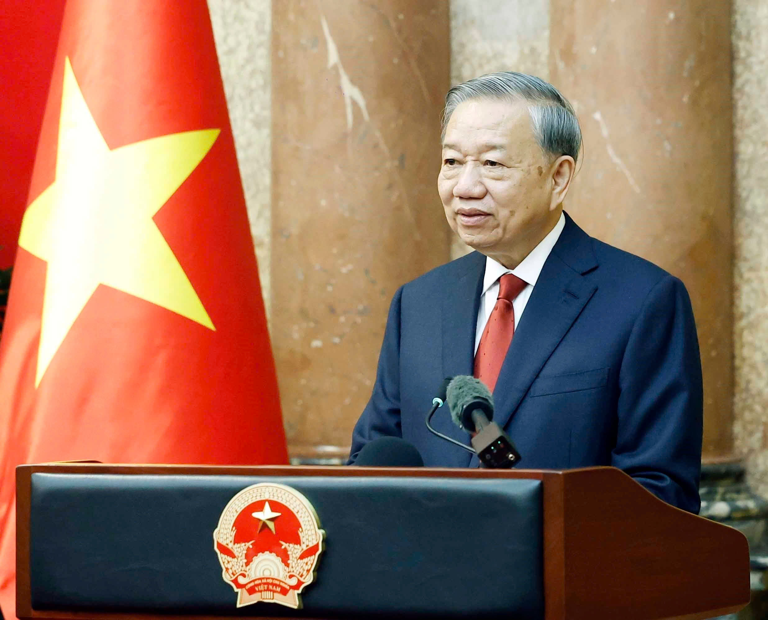 Bàn giao công tác giữa Tổng Bí thư, Chủ tịch nước Tô Lâm và nguyên Chủ tịch nước Lương Cường 2 Tổng Bí thư, Chủ tịch nước - Ảnh 2.