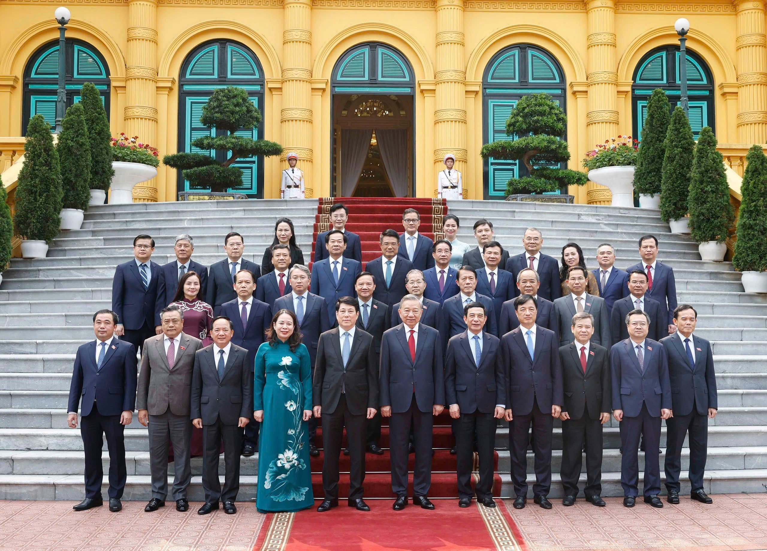 Bàn giao công tác giữa Tổng Bí thư, Chủ tịch nước Tô Lâm và nguyên Chủ tịch nước Lương Cường 3 Tổng Bí thư, Chủ tịch nước - Ảnh 3.