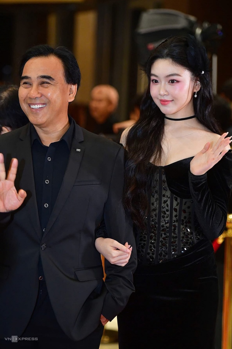 Tuổi 20 rực rỡ của Lọ Lem nhà Quyền Linh 3 MC Quyền Linh - bố Lọ Lem - gọi ái nữ là "cô sinh viên năm hai với nhiều ý chí, nghị lực". Anh đăng hình bên con gái và thể hiện tình cảm dạt dào: "Ba có thể đếm được bao nhiêu ngày tháng đưa con tới trường hay những sợi tóc bạc trên đầu ba, nhưng không thể đếm được tình yêu thương ba dành cho con".