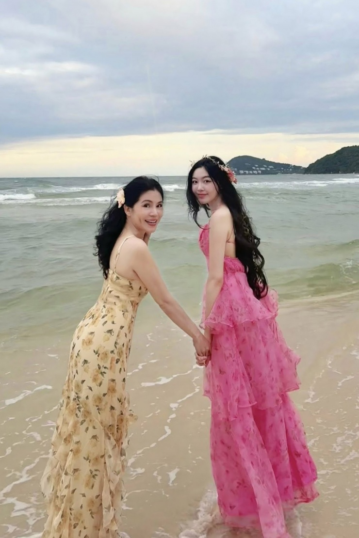 Tuổi 20 rực rỡ của Lọ Lem nhà Quyền Linh 4 Doanh nhân Dạ Thảo - bà xã Quyền Linh - cũng nhắn gửi công chúa đầu lòng: "Mừng Lem yêu của mẹ tròn 20 tuổi. Lem vẫn nhẹ nhàng, tình cảm như vậy. Càng lớn, con càng vững vàng hơn. Nhìn con lúc nào cũng cố gắng, mẹ vừa yên tâm vừa thương con nhiều hơn".