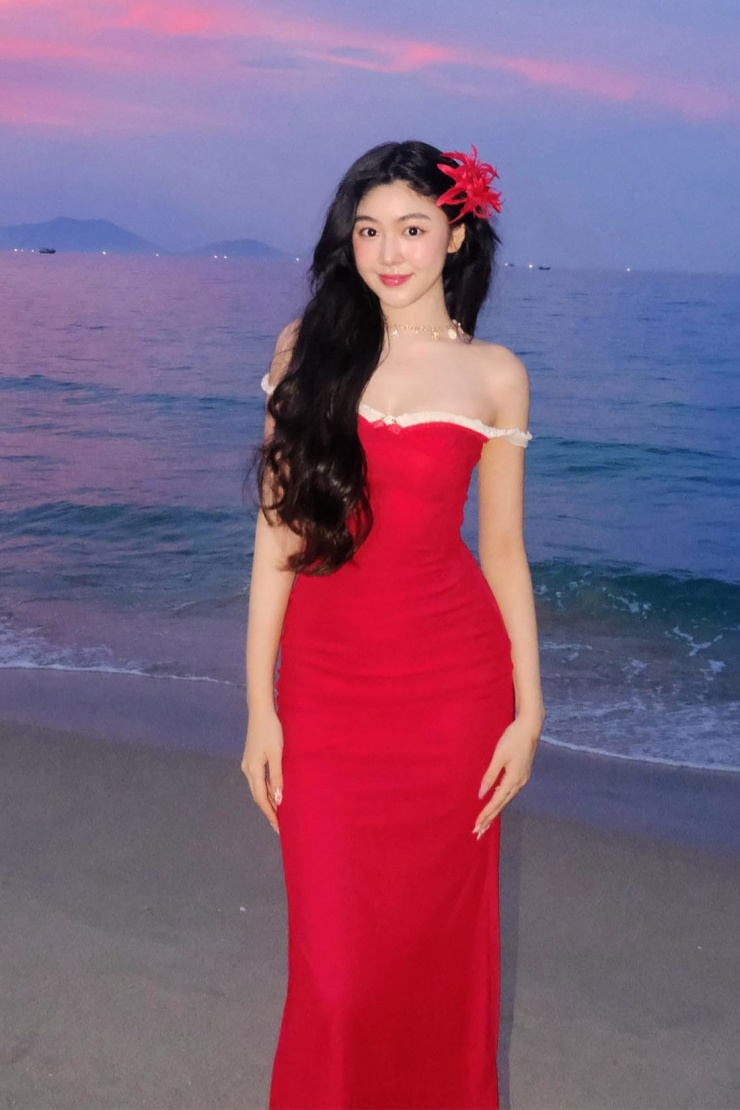 Tuổi 20 rực rỡ của Lọ Lem nhà Quyền Linh 5 Lọ Lem cao 1,73 m, thường được khen dung mạo nổi bật như hoa hậu. Cô hướng đến phong cách thời trang nữ tính, trẻ trung, khéo tôn lợi thế hình thể, trong khi lối makeup nhẹ nhàng cũng phù hợp gương mặt thanh tú.