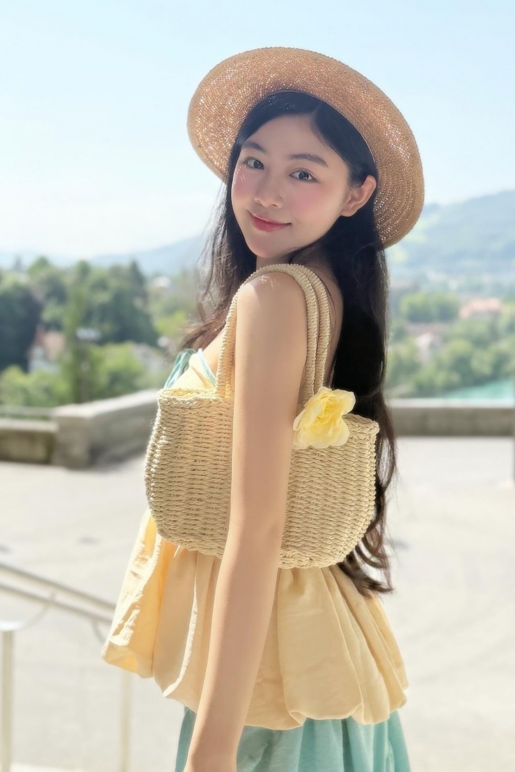 Tuổi 20 rực rỡ của Lọ Lem nhà Quyền Linh 6 Trong chuyến du ngoạn Thụy Sĩ hè năm ngoái, mỹ nhân Gen Z tôn vai trần qua mẫu áo quây peplum xếp nếp kết hợp chân váy maxi bay bổng, tạo nên hình ảnh nàng thơ lãng mạn.