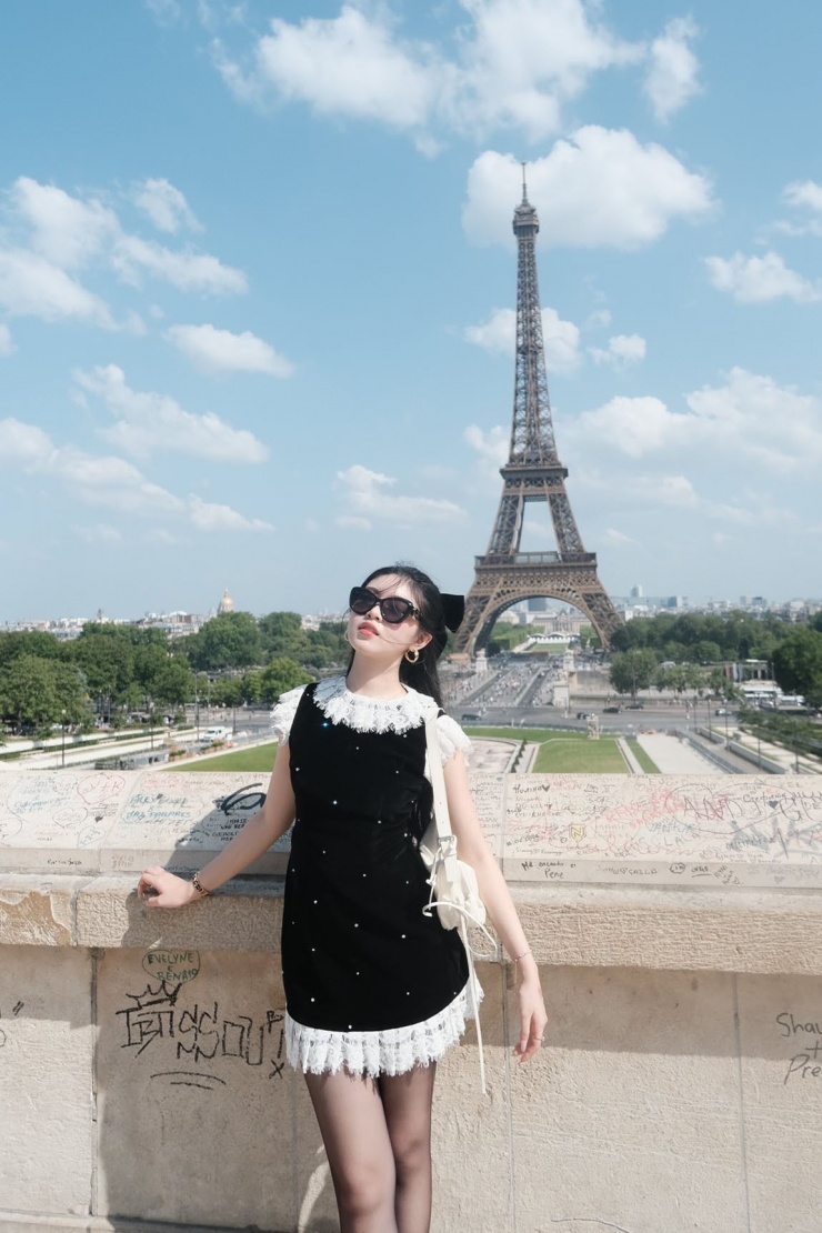 Tuổi 20 rực rỡ của Lọ Lem nhà Quyền Linh 7 Còn khi ghé thăm Paris (Pháp), Lọ Lem được ví như tiểu thư quý tộc với xiêm y đen trắng và phụ kiện thời thượng. Cô mặc đầm nhung viền ren giá bình dân nhưng đeo đồng hồ Chanel Première 6.300 USD (166 triệu đồng) và kính râm cùng hãng.