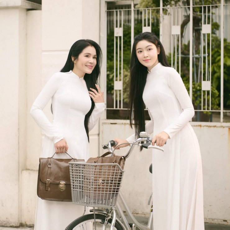 Tuổi 20 rực rỡ của Lọ Lem nhà Quyền Linh 9 Cả khi mặc áo dài trắng nền nã, Lọ Lem cũng tỏa sáng. Cô chú thích khoảnh khắc bên mẹ: "Lưu giữ thanh xuân bên người bạn thân mà Lem yêu thương nhất".