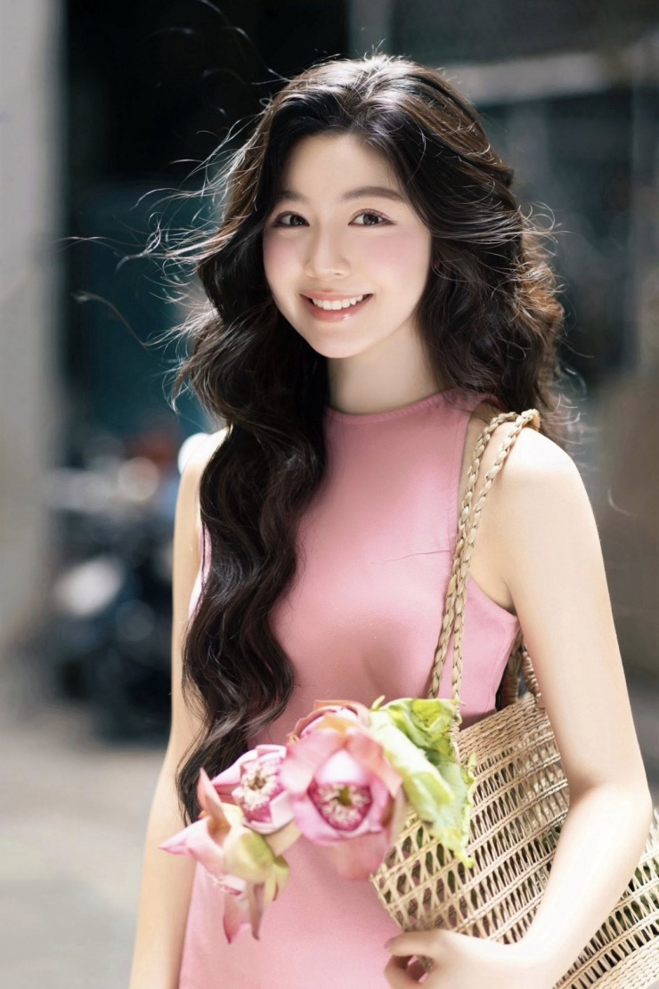 Tuổi 20 rực rỡ của Lọ Lem nhà Quyền Linh 12 Lọ Lem trổ tài chơi đàn piano, vẽ tranh